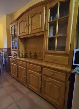 Mueble de madera de pino con vitrina