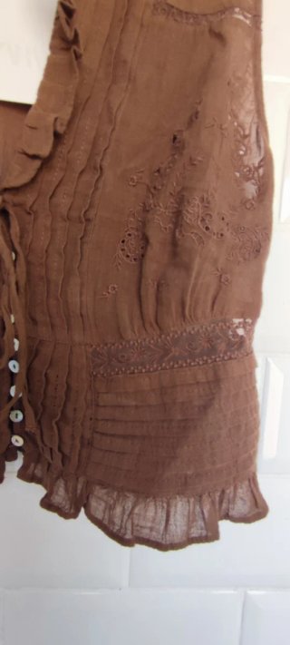 Blusa Zara marrón sin mangas con volantes