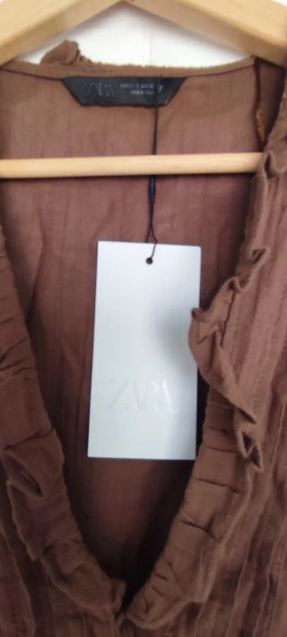 Blusa Zara marrón sin mangas con volantes