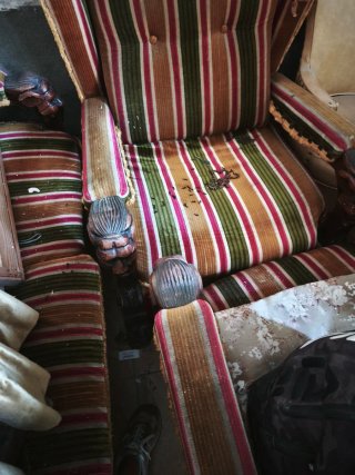Conjunto tresillo y 2 sillones madera tallada