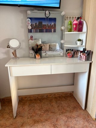 Tocador de maquillaje blanco y rosa