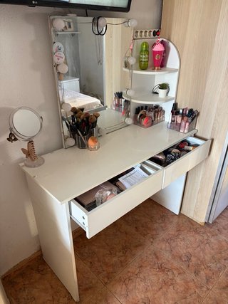 Tocador de maquillaje blanco y rosa