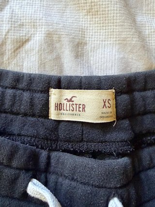 Pantalón corto Hollister negro logo bordado
