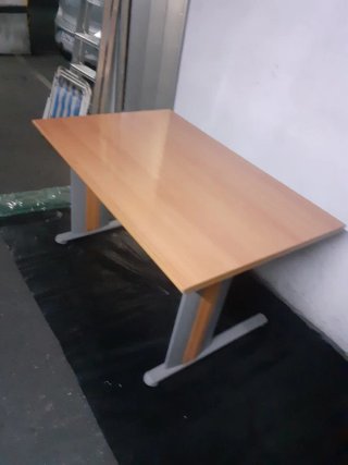 Mesa de escritorio de madera