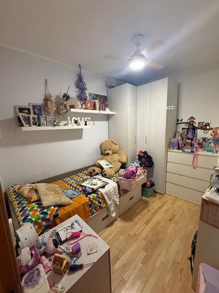 Habitación infantil con armario y cama