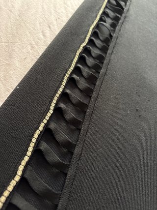 Vestido negro con pedrería en el lateral