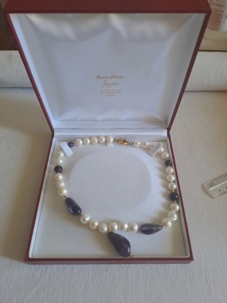 Collar de perlas y amatistas