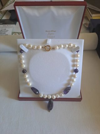 Collar de perlas y amatistas