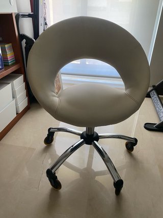 Silla de escritorio polipiel blanca.