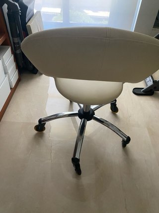 Silla de escritorio polipiel blanca.