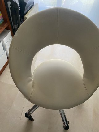 Silla de escritorio polipiel blanca.