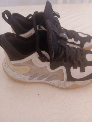 Zapatos Adidas Negros y Blancos talla 32
