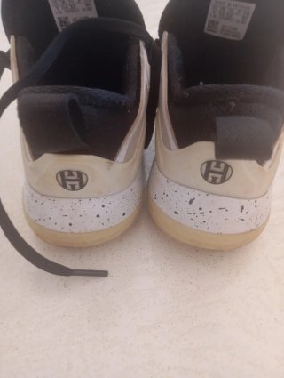 Zapatos Adidas Negros y Blancos talla 32