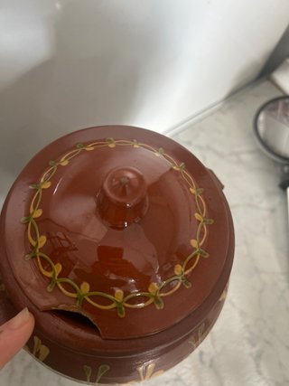 Tarro de cerámica con tapa y asas pintaro a mano
