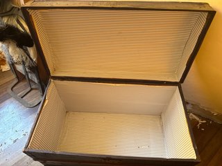 Baúl antiguo madera y metal