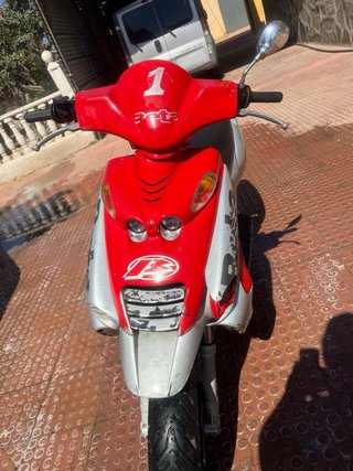 Beta Scooter Roja y Plata