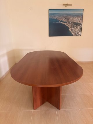 Mesa de oficina ovalada de madera