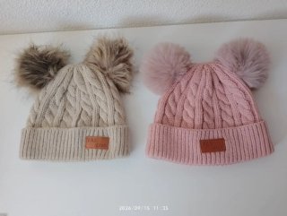 2 Gorros Pompones Rosa y Beige