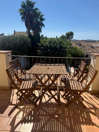 Mesa de terraza con 4 sillas de madera
