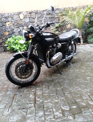 Moto Clásica Negra
