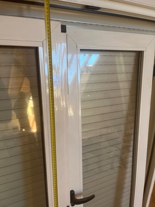 Ventana de aluminio blanca