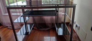 Mesa de cristal y metal
