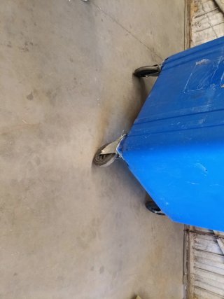 Contenedor de basura grande con ruedas