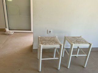 Taburetes de madera y mimbre (2 unidades)