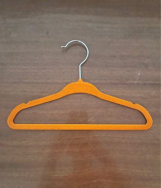 Percha terciopelo naranja