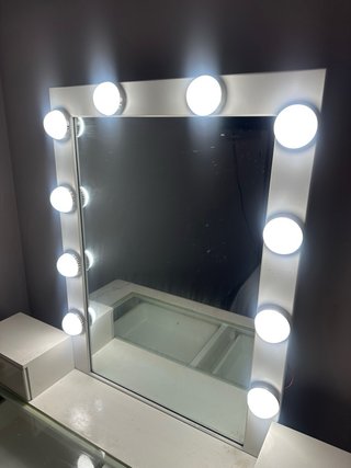 Tocador blanco con espejo de luces y taburete