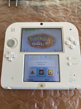 Nintendo 2DS Bianca + Caricatore + Gioco Pokémon Sole