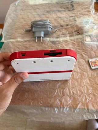 Nintendo 2DS Bianca + Caricatore + Gioco Pokémon Sole