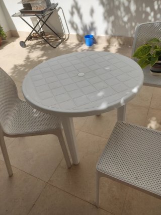 Mesa redonda de jardín blanca