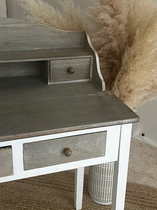 Tocador de madera blanco y marrón