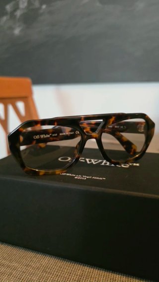 Occhiali da sole Off-White con design moderno