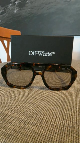 Occhiali da sole Off-White con design moderno