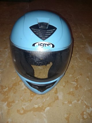 Casco de moto azul con visor