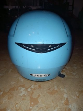 Casco de moto azul con visor