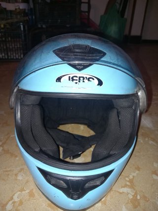 Casco de moto azul con visor