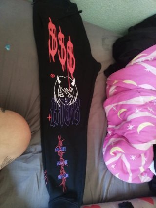 Pantalones negros con diseño gráfico