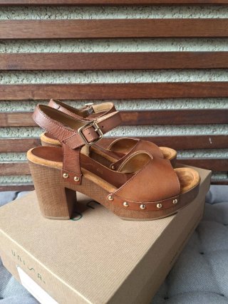 Sandalias Unisa tacón madera tachuelas
