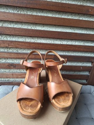 Sandalias Unisa tacón madera tachuelas