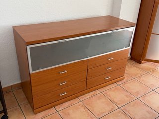 Mesa, 6 sillas, vitrina, sillones y aparador.