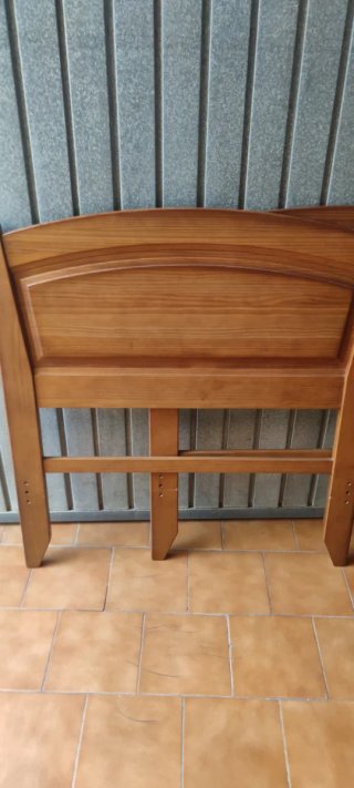 Cabeceros de madera marrones
