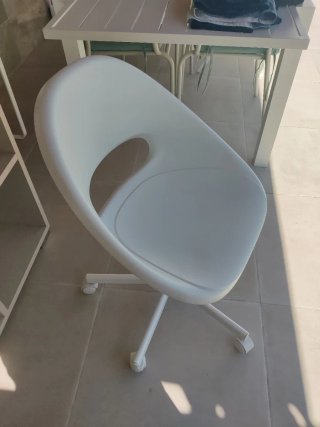 Silla de oficina blanca con ruedas