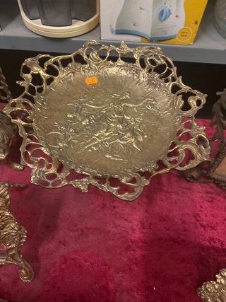 Bandeja de bronce con figura central