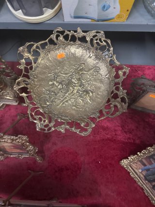 Bandeja de bronce con figura central