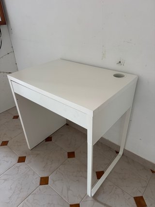 Escritorio blanco madera y metal