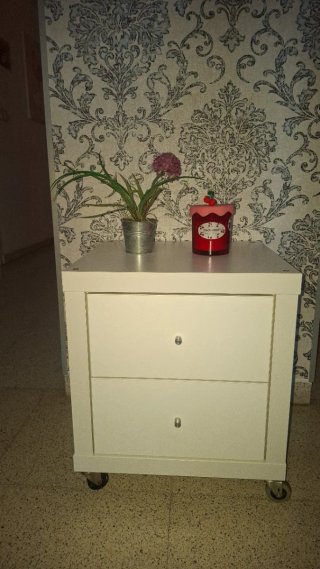 Mesita de noche blanca con ruedas