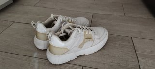 Zapatillas Buffalo blancas y doradas